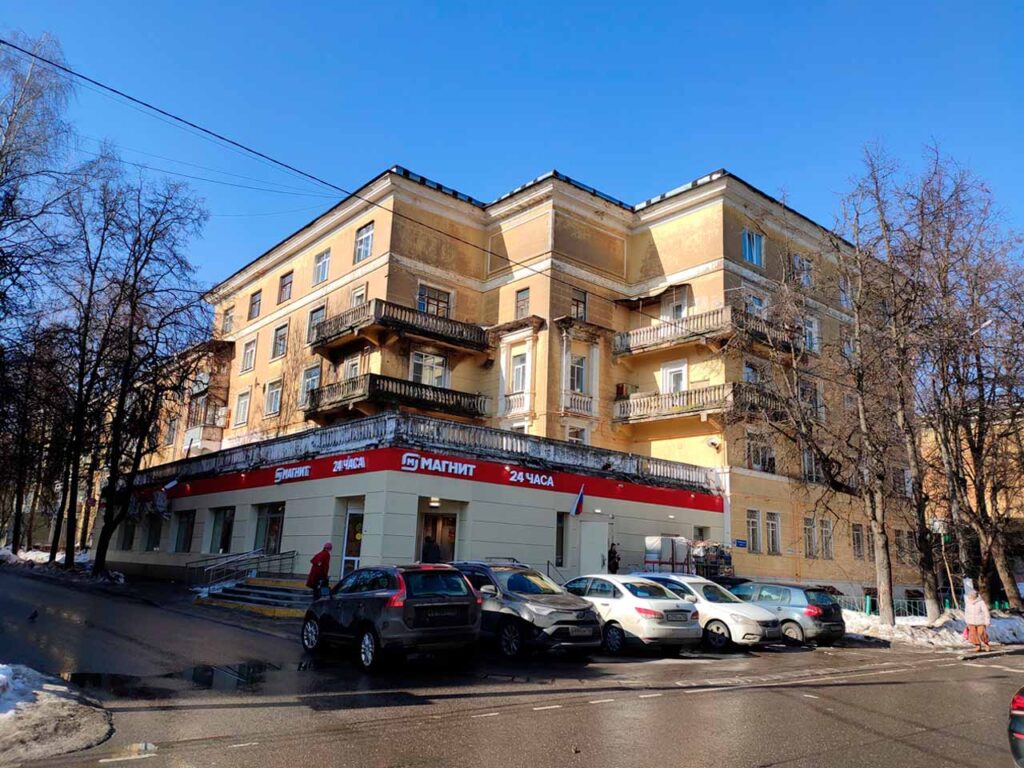 Дом на Октябрьской улице, построенный в стиле конструктивизма в 1940 году