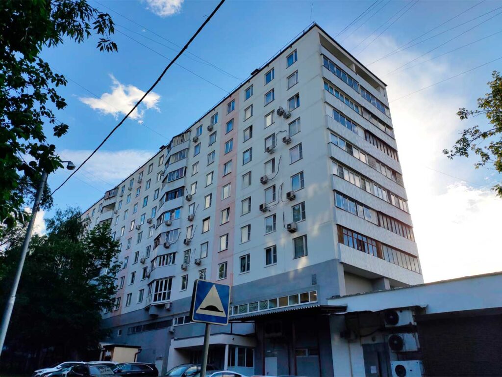 II-57 базовой модификации на улице Академика Арцимовича. Вид со стороны двора