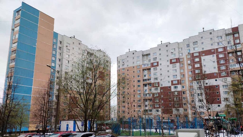 Пример позднесоветского квартала. Дома модификации П-46/12* в 14-м микрорайоне Зеленограда, сданные в эксплуатацию в 1990 году. Такая застройка характерна для новой части города