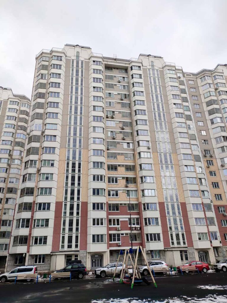 П-44К в ЖК «Первый Андреевский» (посёлок Андреевка Солнечногорского района). Передний фасад