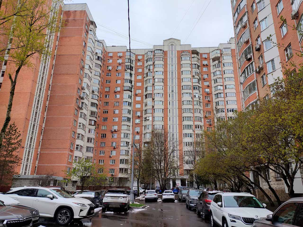П-44Т на Симферопольском бульваре. Вид со стороны подъездов