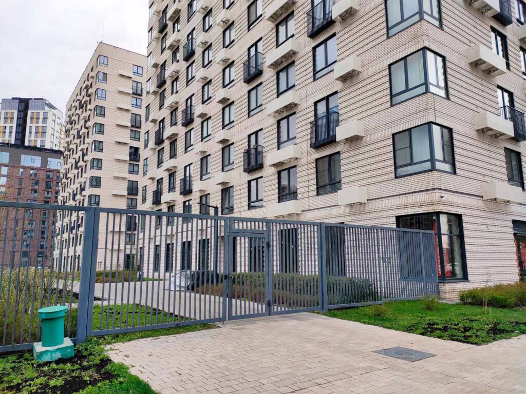 Вход во двор одного из корпусов ЖК «Холланд парк»