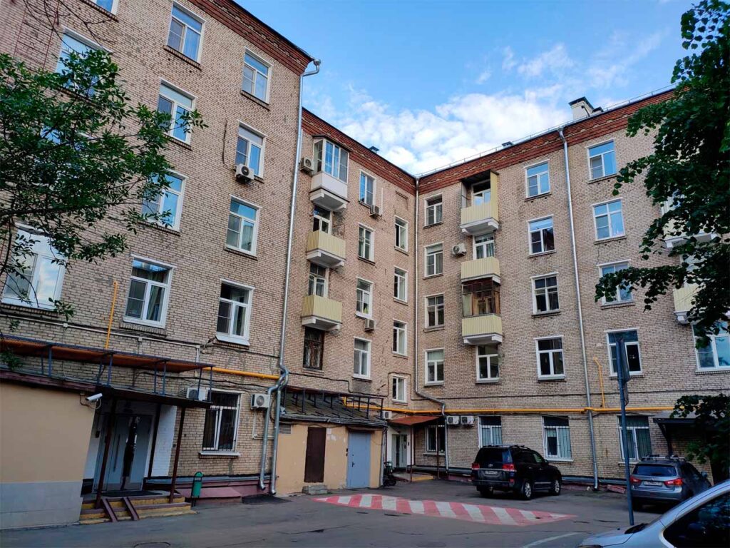 II-01 с угловой секцией в 6-м Новоподмосковном переулке. Вид со стороны двора
