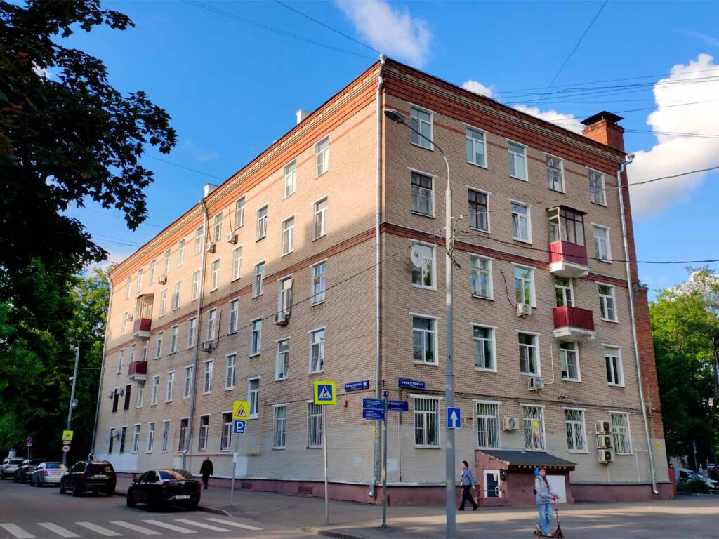 II-01 с угловой секцией на бульваре Матроса Железняка. Вид со стороны улицы