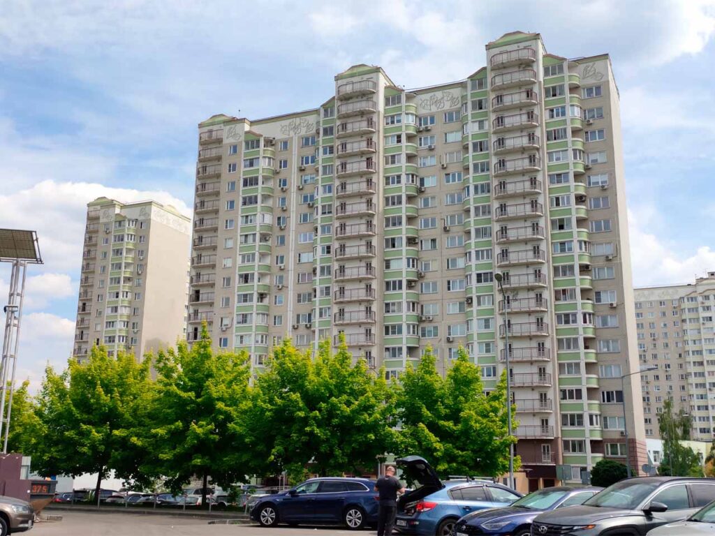 Дом серии П-111М в Московском (улица Никитина). Передний фасад
