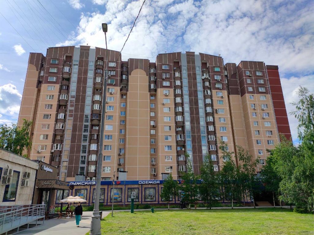 П-55 с полукруглыми балконами на улице Менжинского