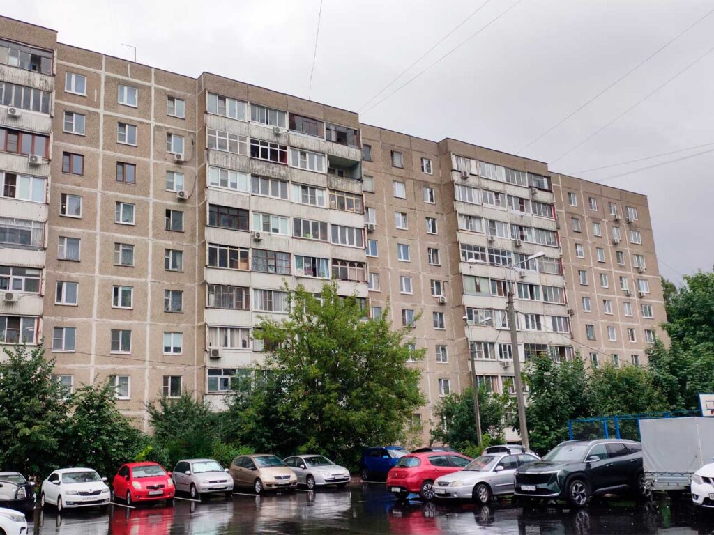 Дом серии 111-121 на Школьной улице
