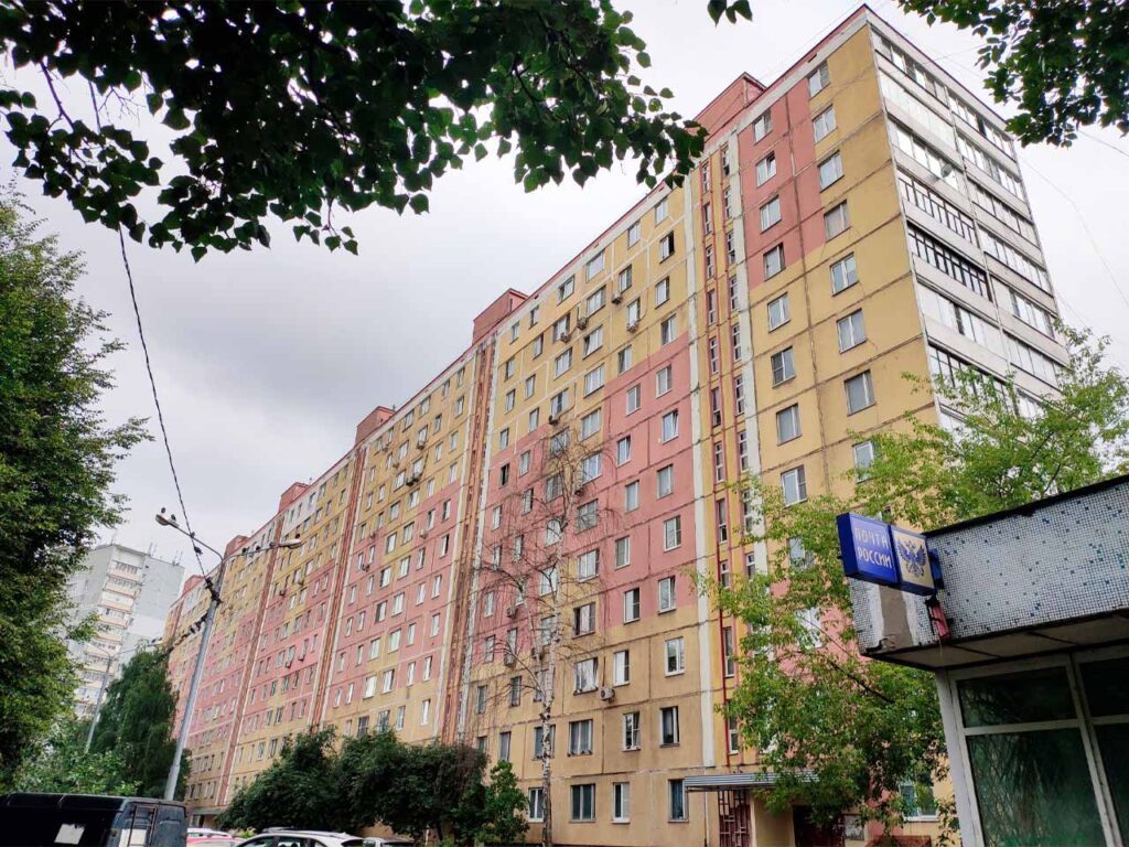 Дом серии 1605-АМ/12 на Школьной улице