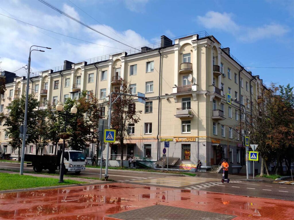 Дом Ростковского на углу проспекта Ленина и Парковой улицы
