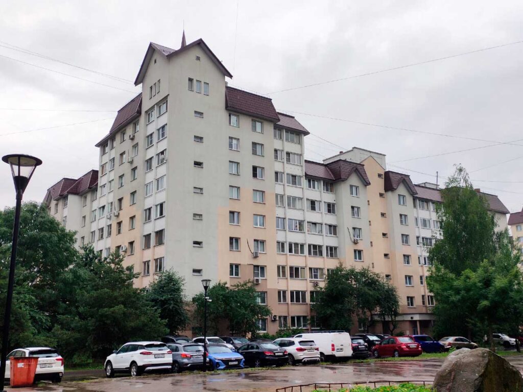 Панельный дом в микрорайоне Солнечном. Весь микрорайон построен в 2002–2003 годах совместно строителями России и Беларуси