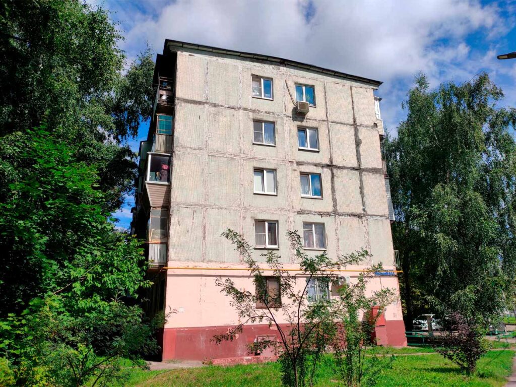Дом серии 1-464А на улице Калинина в Железнодорожном