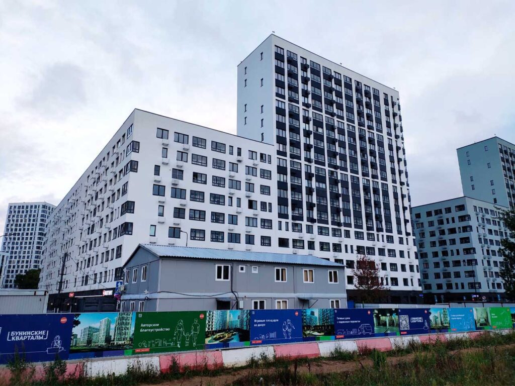 Корпус стандарт-класса в ЖК «Бунинские кварталы» на завершающем этапе строительства
