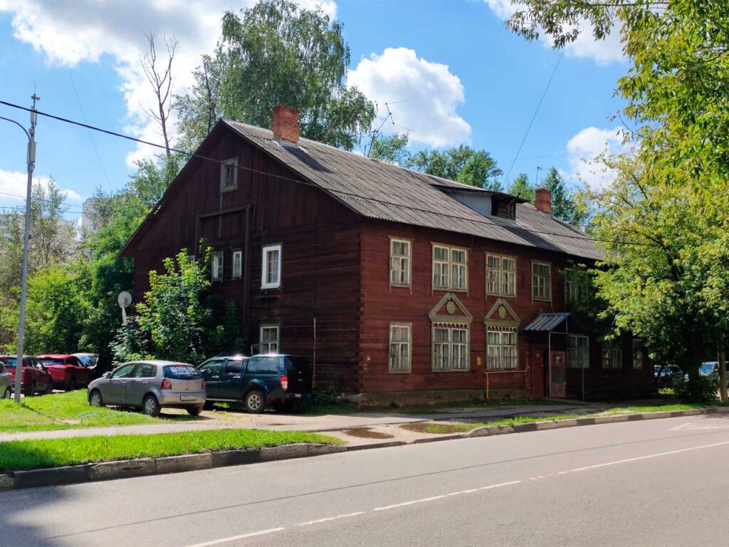 Деревянный 8-квартирный дом в Железнодорожном (улица Жилмассив). Год постройки – 1949