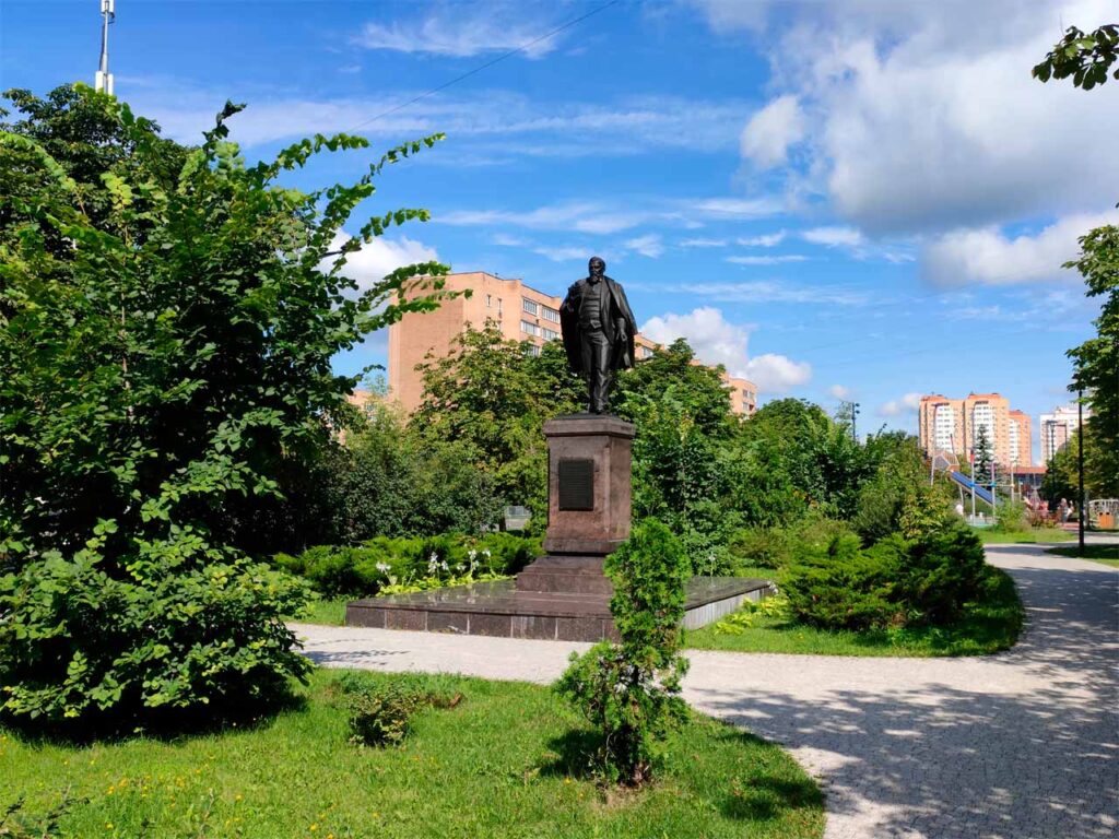 Памятник Дмитрию Рябушинскому на Пролетарской улице в Железнодорожном