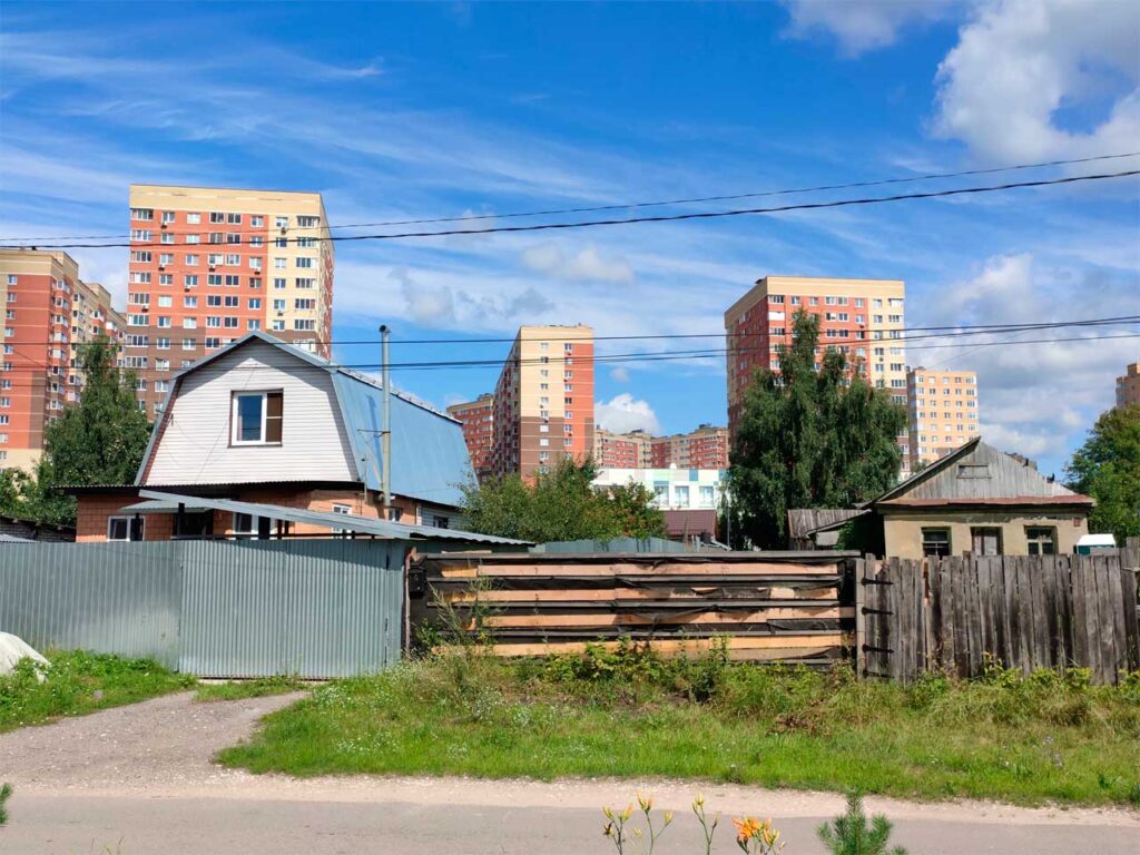 Частные дома на Заречной улице в Железнодорожном и вид на жилой комплекс «Столичный»