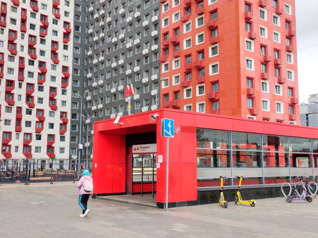 Вестибюль метро «Рассказовка» и корпус первой очереди ЖК «Городские истории»