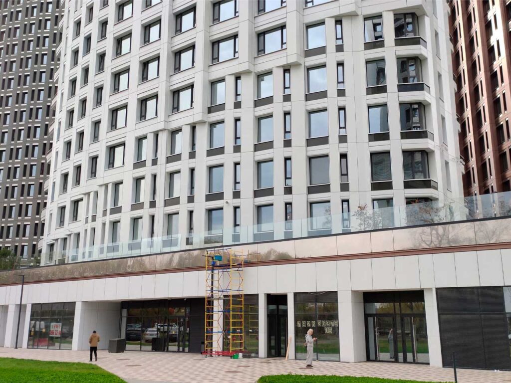 Нагатинская набережная, 4Б, корпус 2: фасад и коммерческие помещения в стилобате