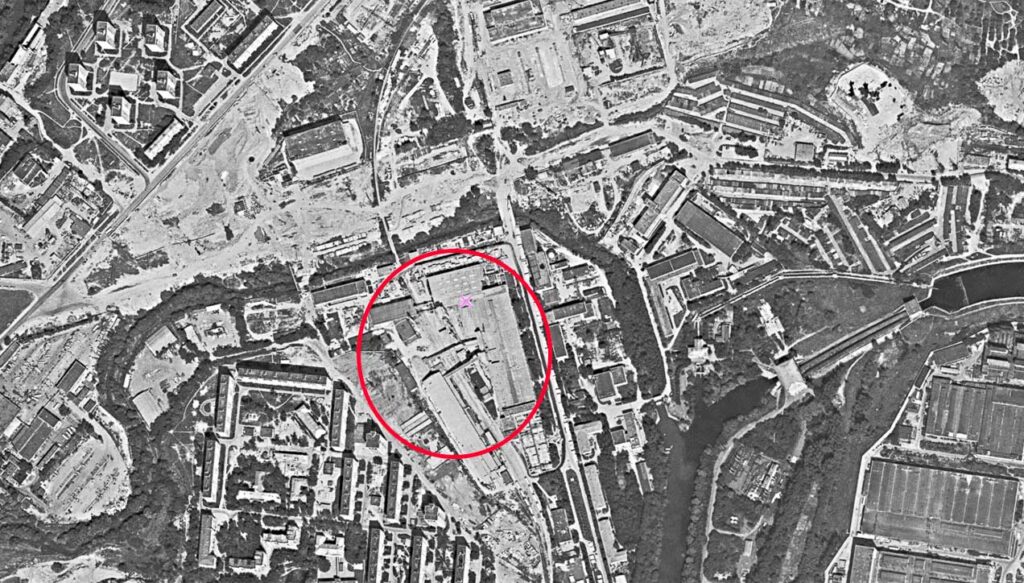 Тушинский завод железобетонных конструкций на спутниковом снимке 1982 года. Красным эллипсом выделена территория нынешнего ЖК «Скай гарден»